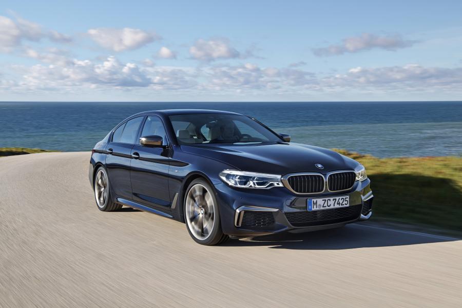  BMW M550i xDrive Sedan 2017 года  (WW) (фото 23 из 48)